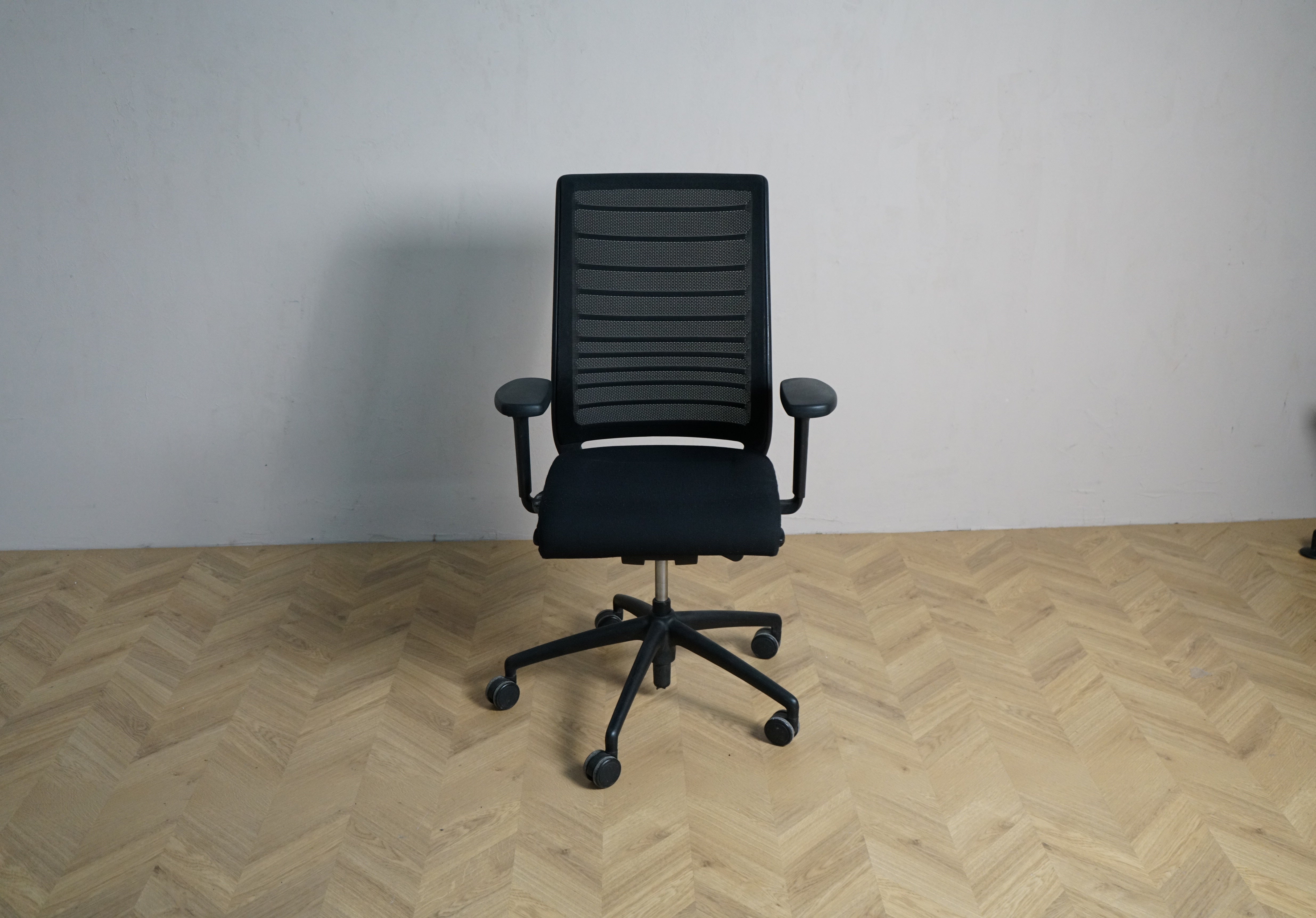 Interstuhl Hero 162H sort ergonomisk kontorstol med mesh ryg og armlæn set forfra